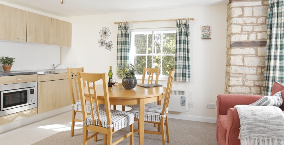 Robin Cottage kitchen and dining area, Cotswold Cottages, Bourton-on-the-Water